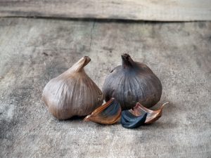 The Health Benefits of Black Garlic as You Age