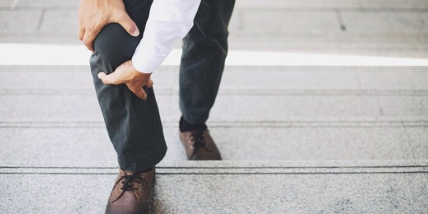 A Small Adjustment When Walking Could Delay Knee Surgery by Years 1